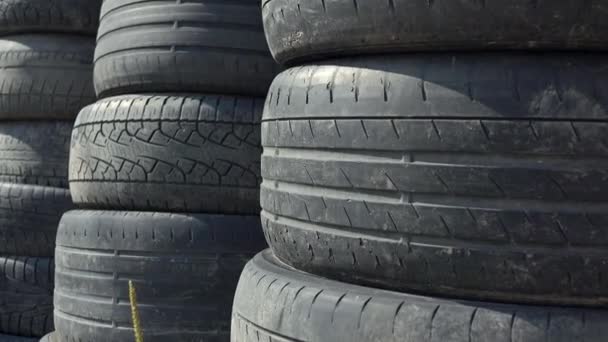 Pilhas de pneus antigos usados carro zoom 4K em tiro. Local de eliminação — Vídeo de Stock