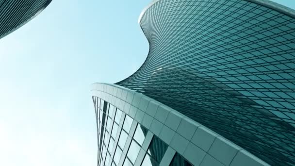 現代の超高層ビルは、チルトショット、4kをズームアウト。スパイラルDNAのようなデザイン — ストック動画