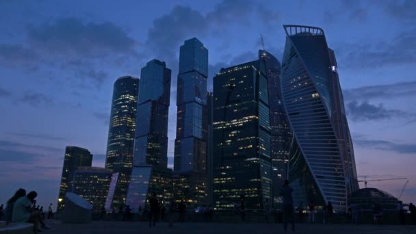Zgârie-nori și turiști în districtul de afaceri din Moscova seara târziu. 4K shot — Videoclip de stoc