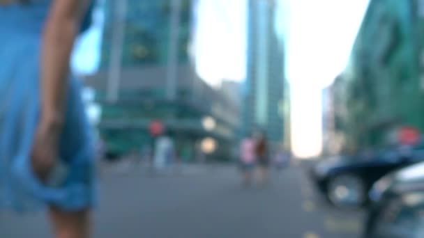 Chica delgada en vestido azul caminando desde la cámara en la calle, super cámara lenta bokeh video, 250 fps — Vídeos de Stock