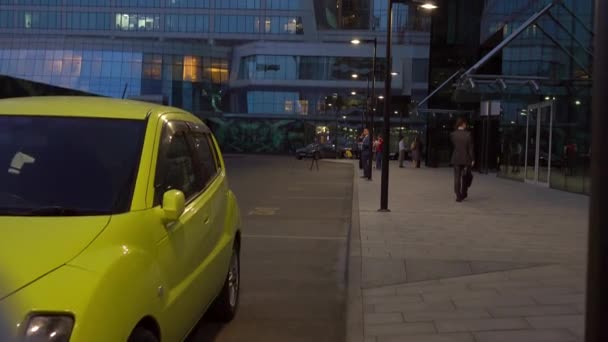 Brünettes Mädchen in blauem Kleid, das nachts auf der Straße in der Innenstadt spaziert, 4k Video — Stockvideo