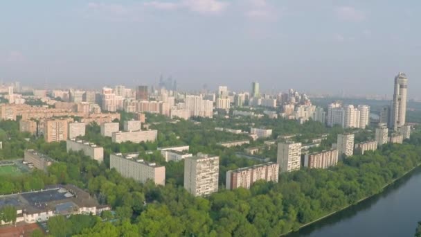 Vue aérienne panoramique de la rivière Moscou et Moscou, partie ouest riche de la ville — Video