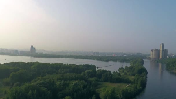 Aerial rising shot of Moscow river, bridge, forest and distant luxury residential houses — Stock Video