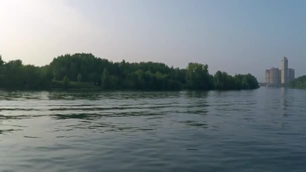 Aerial rising shot of Moscow river, forest and distant residential houses — Stock Video