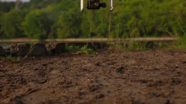 Drone landning på sand vid solnedgången. Super slow motion sköt — Stockvideo