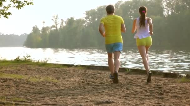 Paar läuft auf sandigem Sommerufer. Super Zeitlupe Steadicam-Aufnahme — Stockvideo