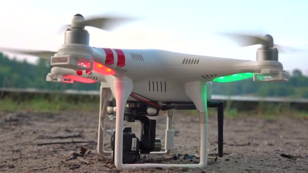 Små drone lyfter från sand i solnedgången. Super slow motion klipp — Stockvideo