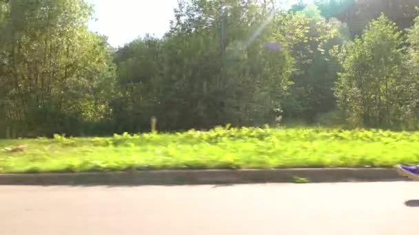 Loper in witte tshirt uitgevoerd in het park. Overschrijding van het frame. 4 k steadicam tracking shot — Stockvideo