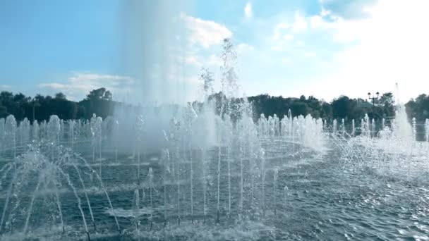 Σούπερ αργή κίνηση ευρύ φακό βίντεο από το όμορφο πάρκο κρήνη, 240 fps — Αρχείο Βίντεο