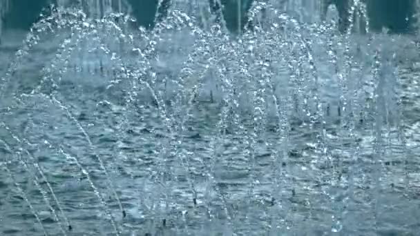 Super rallentatore primo piano video di bella fontana del parco, 240 fps — Video Stock