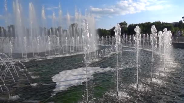 Plan panoramique au ralenti superbe de la belle fontaine du parc, 240 images par seconde — Video