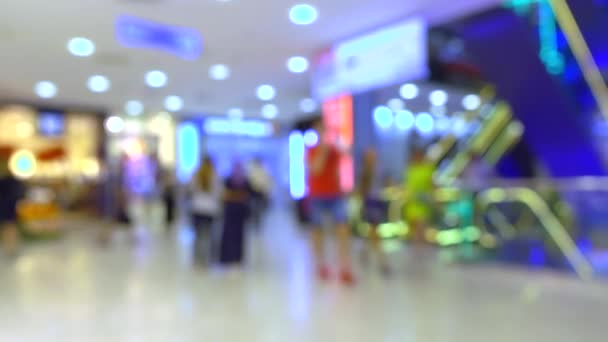 Clienti irriconoscibili a piedi in un moderno centro commerciale. 4K bokeh shot — Video Stock