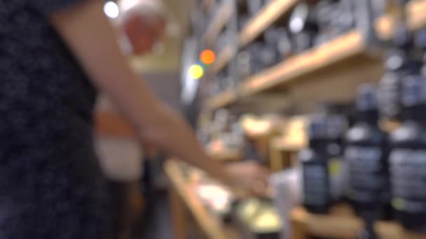 Onherkenbaar klanten in cosmetica shop. 4 k bokeh video — Stockvideo