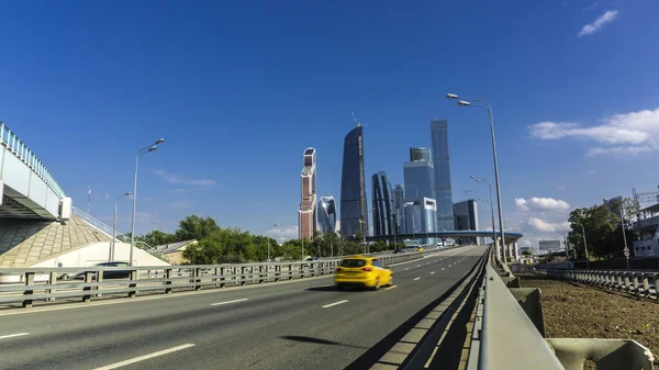 Wolkenkratzer des Moskauer Geschäftsviertels und verschwommenes gelbes Taxi — Stockfoto