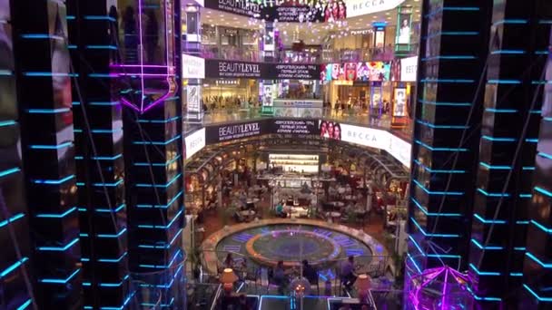 MOSCÚ, RUSIA - 10 de agosto de 2016. Atrio del famoso centro comercial ruso Evropeysky - europeo - con luces led variables modernas. Clip 4K — Vídeos de Stock