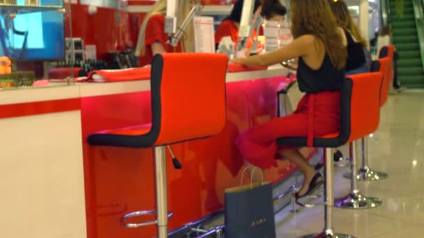 Moskwa, Rosja - 10 sierpnia 2016 roku. Express manicure bar w centrum handlowym. wideo 4k — Wideo stockowe