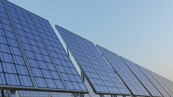 Fila de painéis solares modernos contra o céu azul. Produção de energia renovável, CGI — Fotografia de Stock