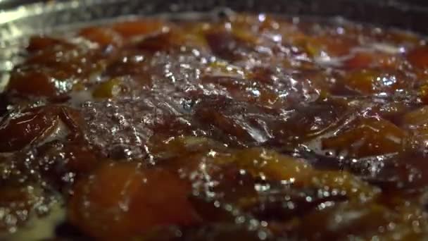 Hausgemachte Marmelade in großer Pfanne kochen. 4k-Video — Stockvideo