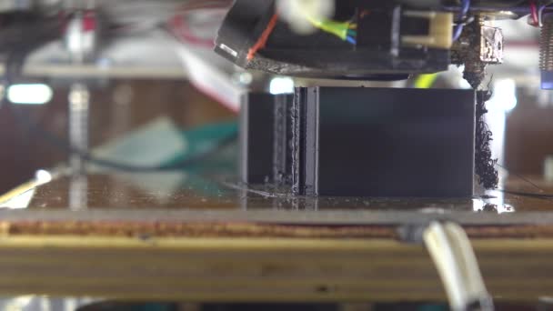 负担得起的 3d 打印机打印黑色塑料丝，4k 拍摄 — 图库视频影像