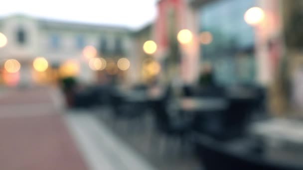 Caffè strada vuota offuscata nella sera piovosa. 4K sfondo bokeh video — Video Stock