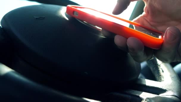 Hombre tocando en una pantalla táctil de un teléfono inteligente en el coche. 4K primer plano de vídeo — Vídeos de Stock