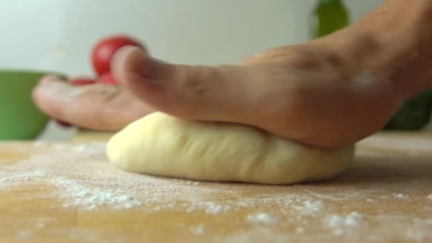 Zelfgemaakte pizza, deel uit van het koken. Man kneden van deeg. 4k dicht video — Stockvideo