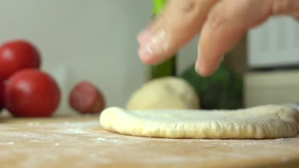 Cozinhar pizza caseira, parte do cenário. Um homem a distribuir massa. 4K close up de vídeo — Vídeo de Stock