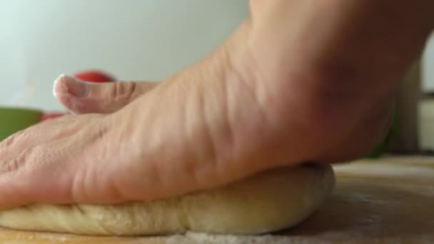 Cuisiner une pizza, ça fait partie du set. Verser la farine et pétrir la pâte. Vidéo de gros plan 4K — Video