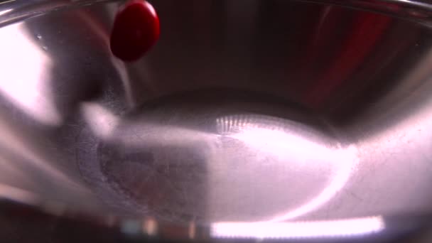 Super slow motion shot di pomodori bagnati che cadono in una padella — Video Stock