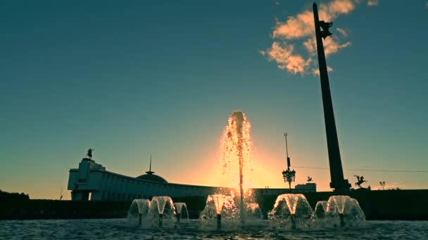 Moscow Victory park fountains at sunset. Super slow motion wide shot — Stock Video