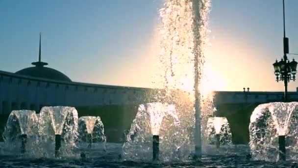 Moscú fuentes del parque de la victoria al atardecer. Super cámara lenta de vídeo — Vídeos de Stock