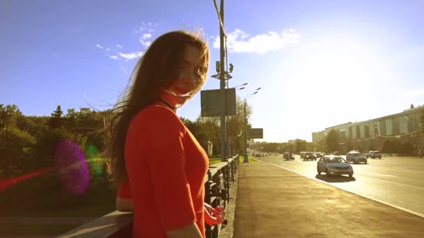 Vrolijke mooie brunette meisje permanent op zonnige street. Slow motion video — Stockvideo