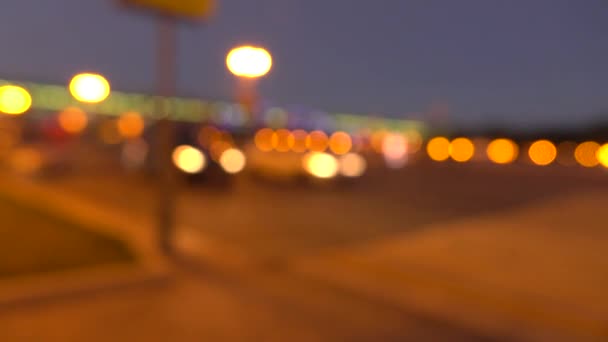 Calle de la tarde borrosa. Luces y coches. 4K fondo bokeh tiro — Vídeos de Stock