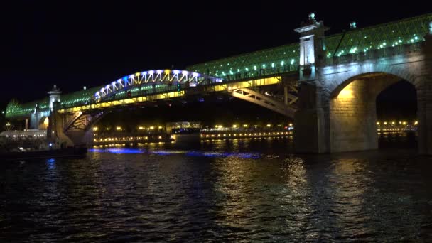 Iluminación led arquitectónica. Puente peatonal del río Moscú por la noche. Disparo 4K — Vídeo de stock