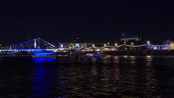 MOSCOW, RUSSIA - AUGUST, 27, 2016. Famous Gorky park and river embankment at night. Night party. 4K shot — Stock Video