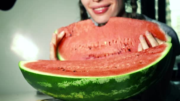 Verschwommene fröhliche Mädchen essen große saftige Wassermelonenscheibe. 4k-Video — Stockvideo
