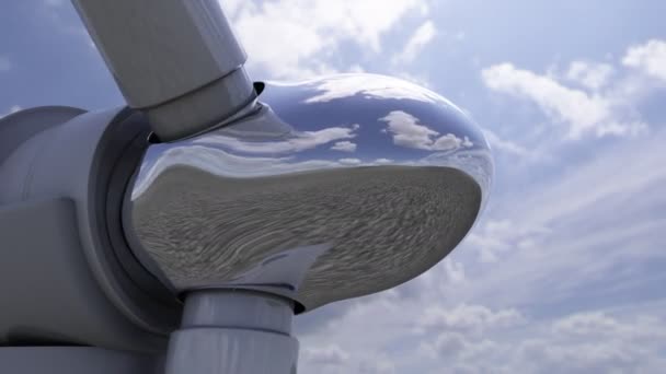 Obrotowy generator wiatrowy z bliska. Chromowane spinner odzwierciedlające, niebo, chmury i ziemi. Zapętlić 4 k wideo — Wideo stockowe