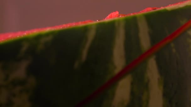 Unter großen Wassermelonenscheibe Nahaufnahme 4k Pfanne Schuss — Stockvideo