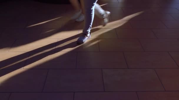 脚在棕色的地板上行走。4 k 视频 — 图库视频影像