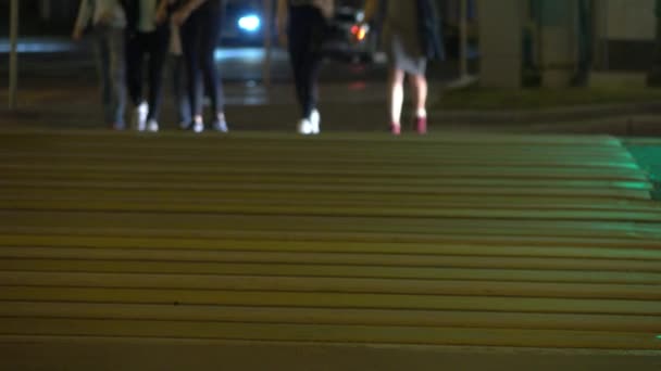 People crossing evening street. Traffic light and crosswalk. 4K shot — Stock Video