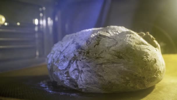 Выпекать домашний хлеб в духовке, время истекло. 4K — стоковое видео