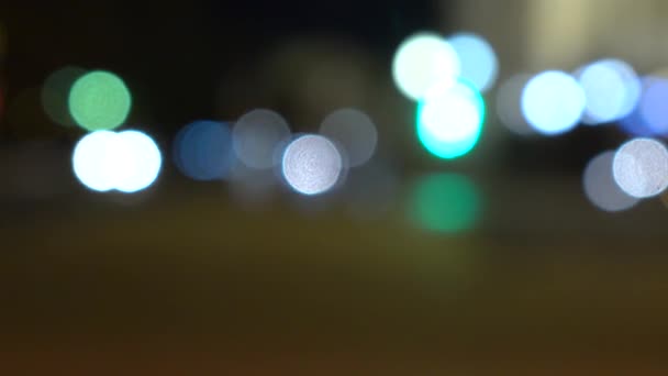 Rua da noite. Luzes e carros. 4K fundo bokeh tiro — Vídeo de Stock