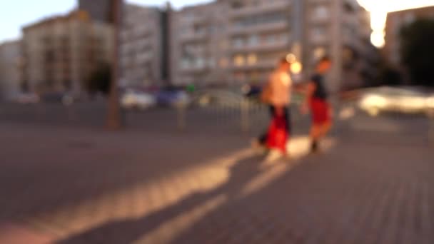 Rue de la ville déconcentrée le soir. 4K fond bokeh shot — Video