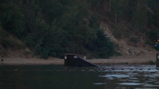Wakeboarder irreconhecível caindo na água, vídeo super slow motion — Vídeo de Stock