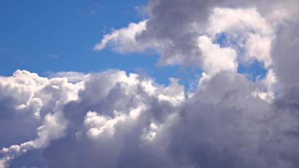 Cambiando el clima. Cielo azul oscurecido por fuertes nubes lluviosas. Timelapse de teleobjetivo 4K — Vídeos de Stock