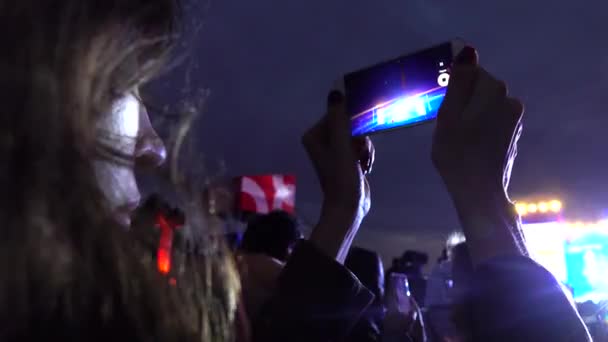 Jeune fille enregistrant vidéo de spectacle de nuit avec son téléphone mobile. Coup 4K — Video