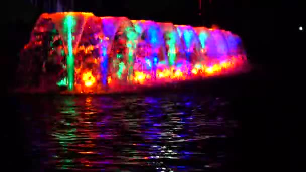LED iluminado fontes multicoloridas à noite e ondulação de água. 4K tiro — Vídeo de Stock