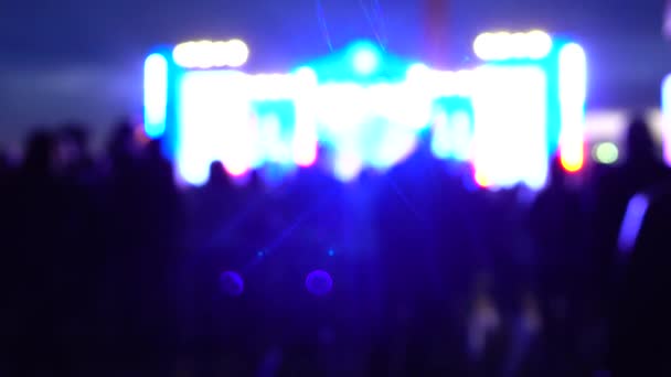 夜ライブ ショーで人々 のシルエット。4 k 背景ピンぼけショット — ストック動画