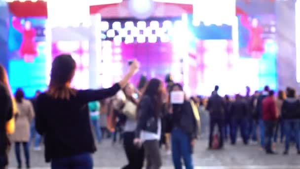 Wazig jong meisje selfie maken op buiten live show met haar mobiele telefoon. 4k schot — Stockvideo