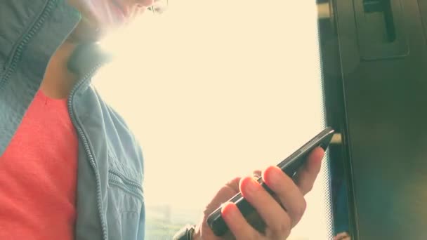 Ο άνθρωπος χρησιμοποιώντας το smartphone του στο τρένο. Πατώντας στην οθόνη αφής της συσκευής. 4k, κοντινό πλάνο — Αρχείο Βίντεο